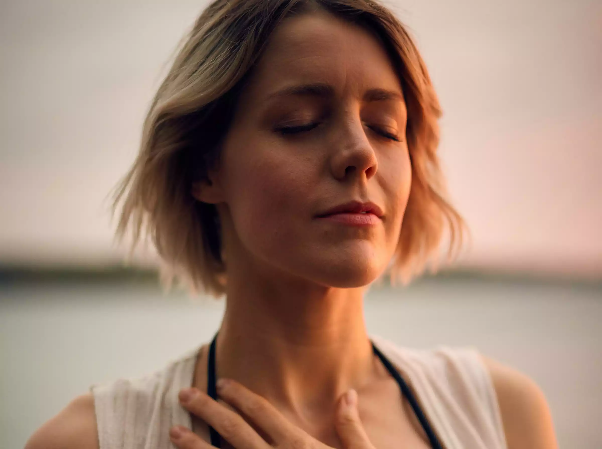 Eine Frau ganz in sich gekehrt. Sie findet ihre innere Ruhe mit Impulsen von ZAMOSH.